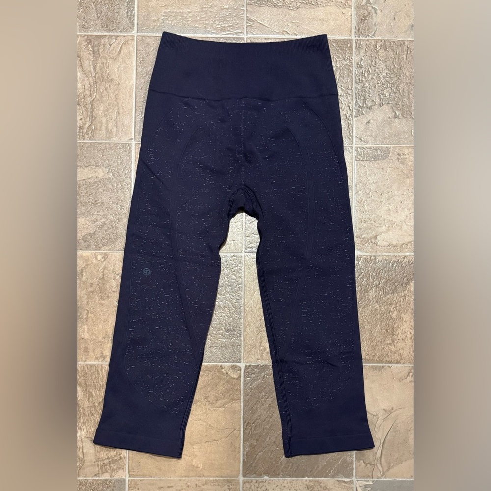 Lululemon Athletic Leggings / Capris / Joggers - Ash Blue - Like New - Sz 6
